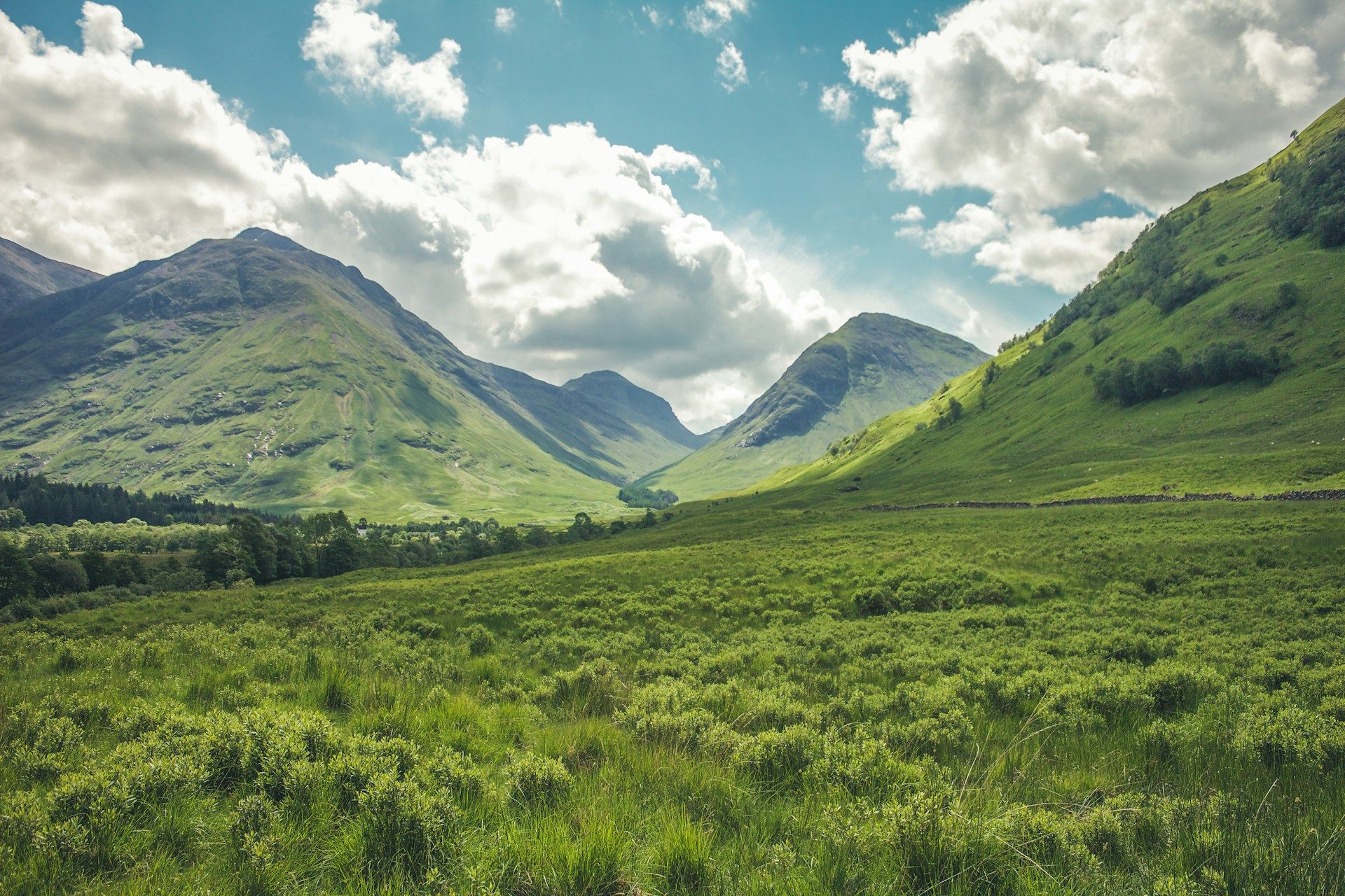 Header image: Écosse valley and mountains